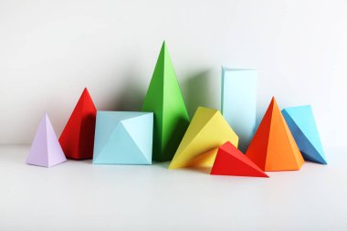 Gri arkaplanda renkli kağıt geometrik şekiller