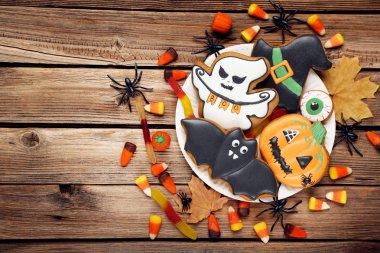 Kahverengi ahşap masada şekerli Cadılar Bayramı zencefilli kurabiyeleri