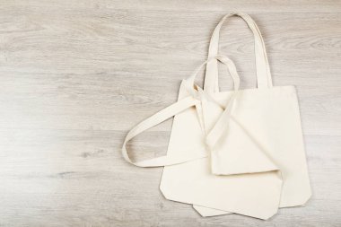 Ahşap arka planda beyaz pamuk çevre torbaları