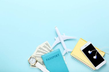 Pasaportlu uçak modeli, dolar banknotları, not defteri ve smar