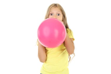 Beyaz arka planda pembe balon şişiren güzel küçük kız