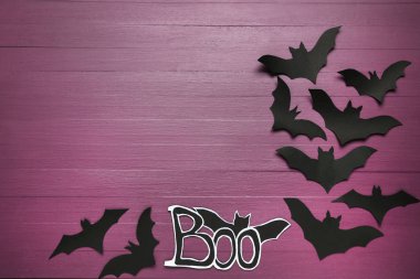 Kağıt cadılar bayramı yarasaları mor ahşap masada