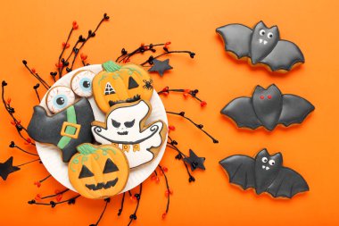 Turuncu arka planda plaka Halloween zencefilli kurabiye