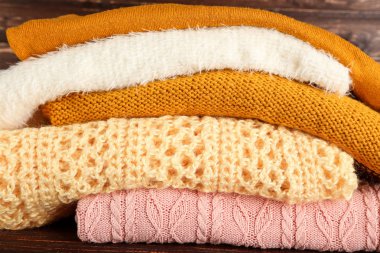 Katlanmış renkli kazakların arka planı