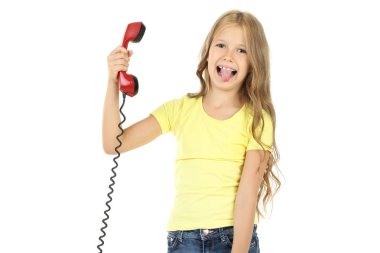 Beyaz arka planda cep telefonu olan güzel bir kız.