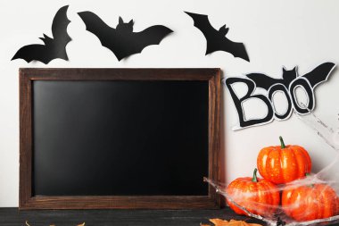 Gri arkaplanda cadılar bayramı süslemeleri olan boş çerçeve