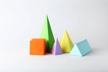 Gri arkaplanda renkli kağıt geometrik şekiller