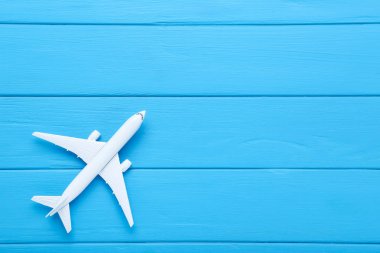 Mavi ahşap masa üzerinde uçak modeli