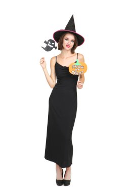 Siyah cadılar bayramı kostümü ile kağıt tutan Mutlu genç kadın 