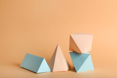 Bej arkaplanda kağıt geometrik şekiller