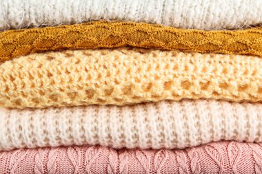 Katlanmış renkli kazakların arka planı