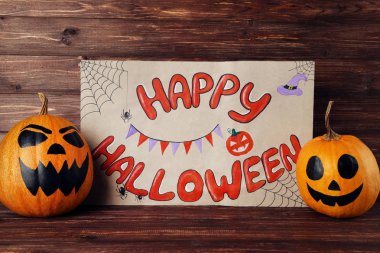 Ahşap arkaplanda Cadılar Bayramı balkabağı ile Şeker ya da Hediye metni