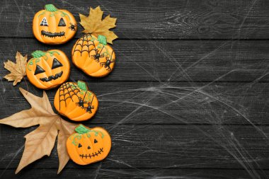 Kuru akçaağaç yapraklı cadılar bayramı zencefilli kurabiyeleri