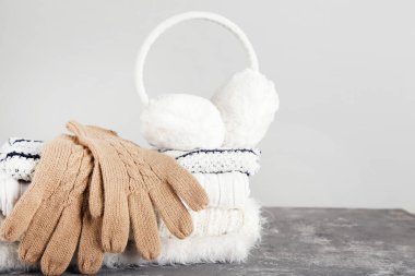 Kabarık kulaklıklı ve eldivenli katlanmış süveterler. 