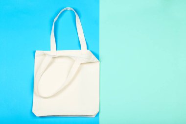 Renkli arka planda beyaz pamuk eko çanta