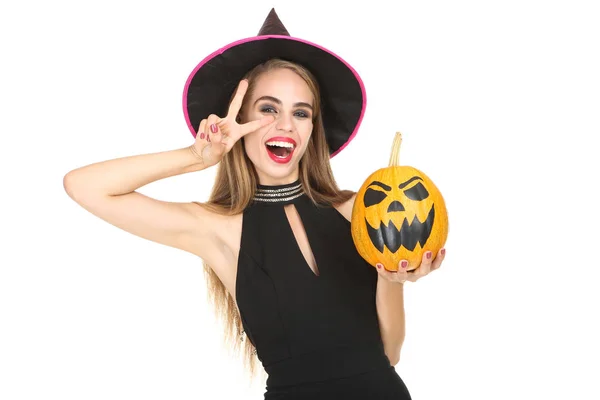 Mulher bonita em traje preto segurando abóbora halloween no wh — Fotografia de Stock