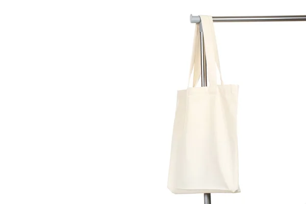 Біла бавовняна екологічна сумка, що висить на стійці для одягу — стокове фото