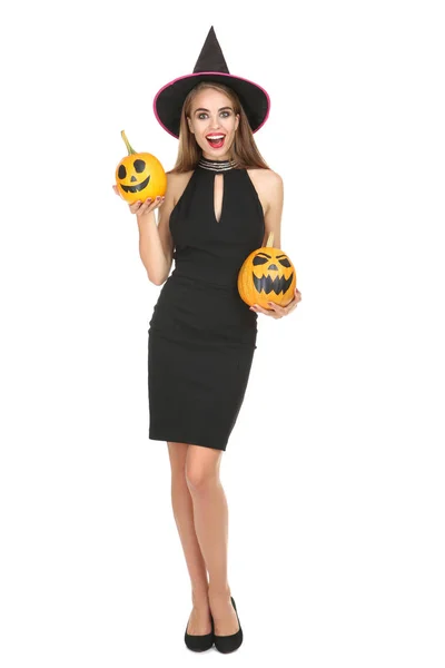 Gyönyörű nő fekete jelmezben kezében halloween sütőtök w — Stock Fotó