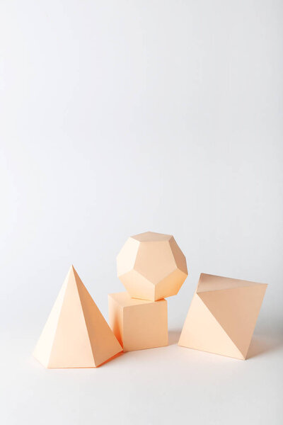 Геометрические фигуры бумаги на сером фоне
