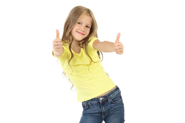 Szép kislány mutatja hüvelykujját fel fehér alapon — Stock Fotó