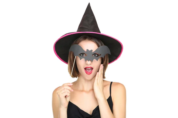 Felice giovane donna in costume nero di Halloween con pipistrello di carta su w — Foto Stock