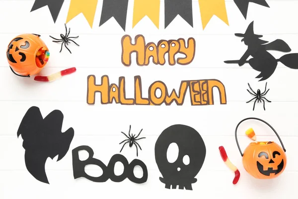 Tekst Szczęśliwego Halloween z dekoracji i cukierków na białym backg — Zdjęcie stockowe