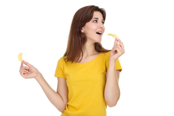 Giovane donna con patatine su sfondo bianco — Foto Stock