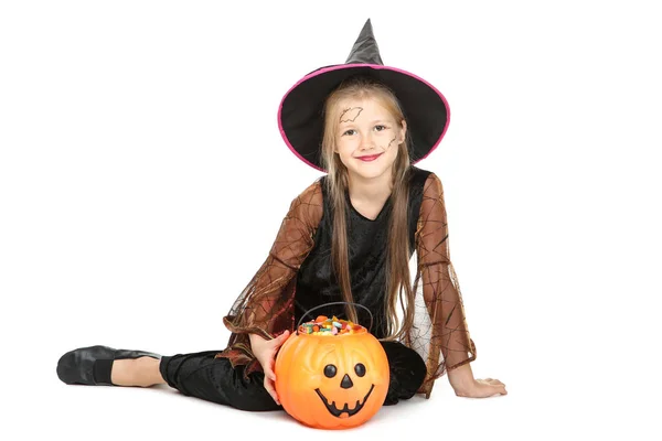 若いです女の子でハロウィンの衣装とカボチャのバケツでキャンディー — ストック写真