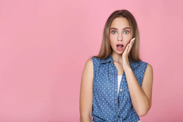 Hermosa joven sobre fondo rosa — Foto de Stock