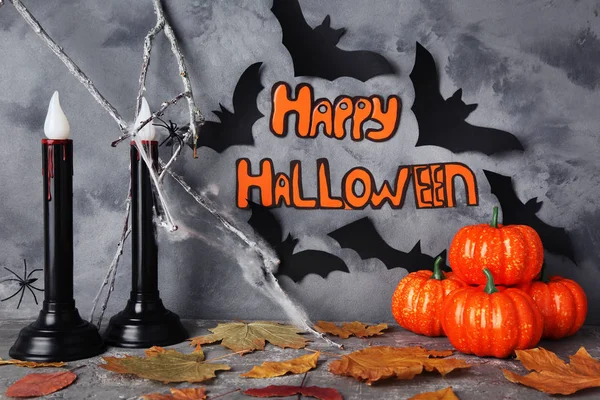 Tekst Gelukkige Halloween met papieren vleermuizen, pompoenen, droge bladeren en la — Stockfoto