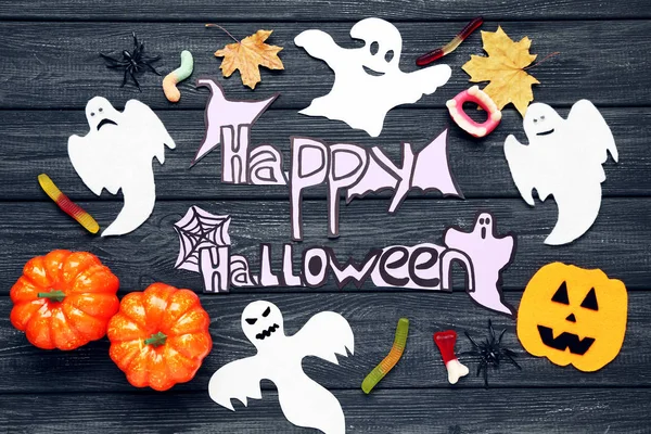 Texto Feliz Halloween con fantasmas de papel y calabazas en ba de madera —  Fotos de Stock