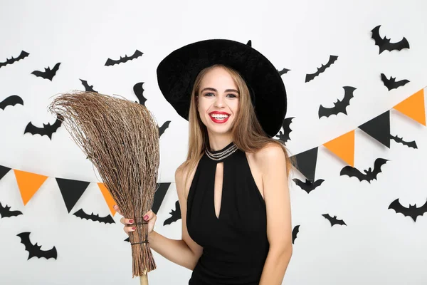 Mulher bonita em traje halloween segurando vassoura com papel ba — Fotografia de Stock