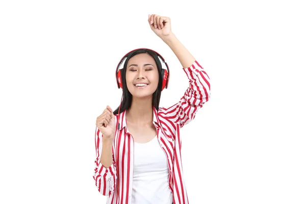 Hermosa mujer con auriculares sobre fondo blanco — Foto de Stock