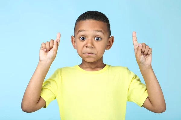 Schattige Amerikaanse jongen op blauwe achtergrond — Stockfoto