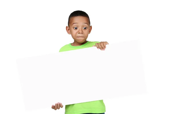 Bonito menino americano com placa em branco no fundo branco — Fotografia de Stock