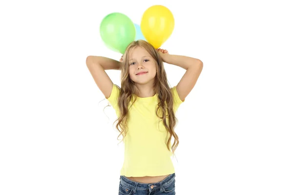 Досить маленька дівчинка з гумовими кульками на білому тлі — стокове фото
