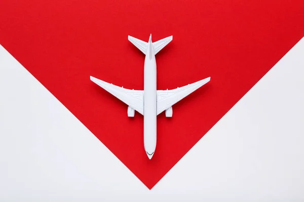 Modelo de avión sobre fondo de papel rojo — Foto de Stock