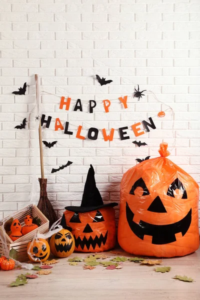 Decoraciones de Halloween con calabazas naranja, escoba y murciélagos de papel — Foto de Stock