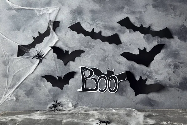 Paper halloween bats with spiders and spiderweb on grey backgrou — 스톡 사진