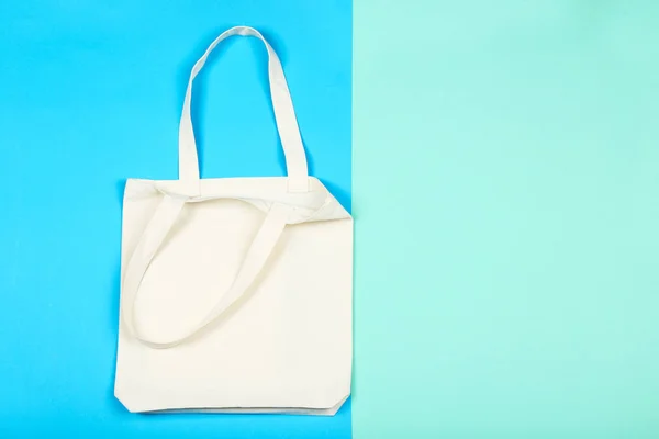 다채 로운 배경에 하얀 면으로 된 에코 가방 — 스톡 사진