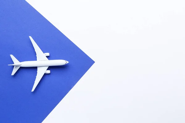 Modelo de avión sobre fondo de papel azul — Foto de Stock