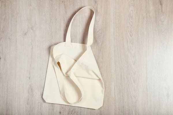 Λευκή βαμβακερή οικολογική τσάντα σε ξύλινο φόντο — Φωτογραφία Αρχείου
