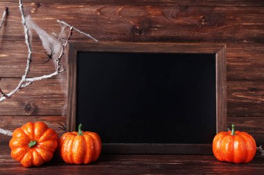 Kahverengi ahşap arka grubunda cadılar bayramı süslemeleri olan boş çerçeve