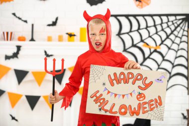 Kostümlü genç elinde kağıdıyla Cadılar Bayramı 'nız kutlu olsun