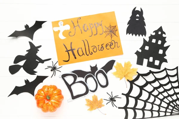 Texto Feliz Halloween con decoraciones y calabaza en respaldo blanco — Foto de Stock