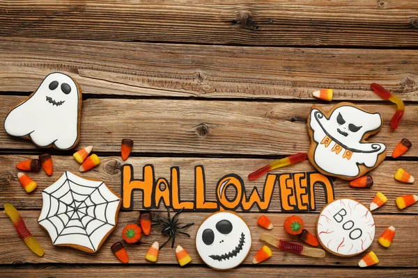 Peperkoek koekjes met tekst Halloween op bruin houten tafel — Stockfoto