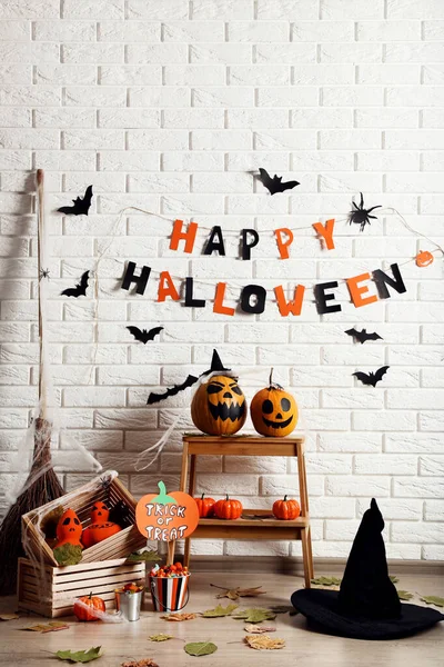 Halloween decoraties met pompoenen, snoepjes, papieren vleermuizen en bla — Stockfoto