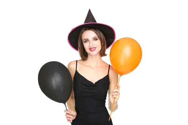 Felice giovane donna in costume nero Halloween tenendo palloncini su — Foto Stock