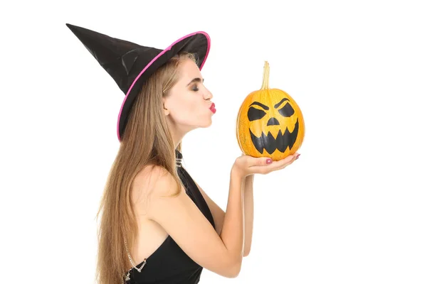 Mulher bonita em traje preto segurando abóbora halloween no wh — Fotografia de Stock