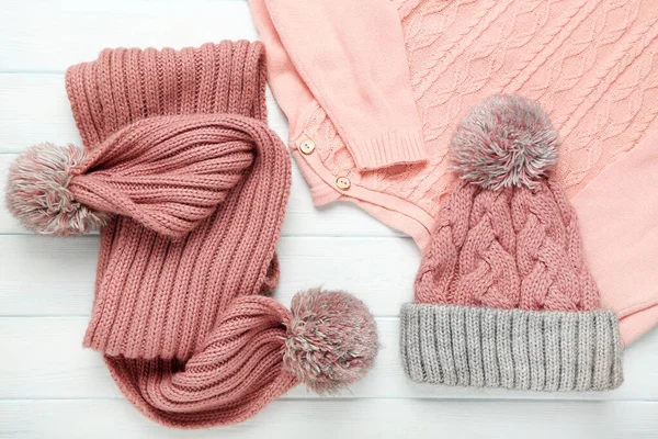 목판 위에 스카프와 모자를 붙인 뜨개 질 스웨터 — 스톡 사진
